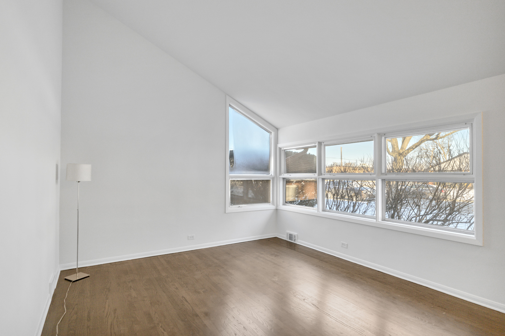 7541 Lyons Street Morton Grove, IL 60053 - Photo 5 of 25