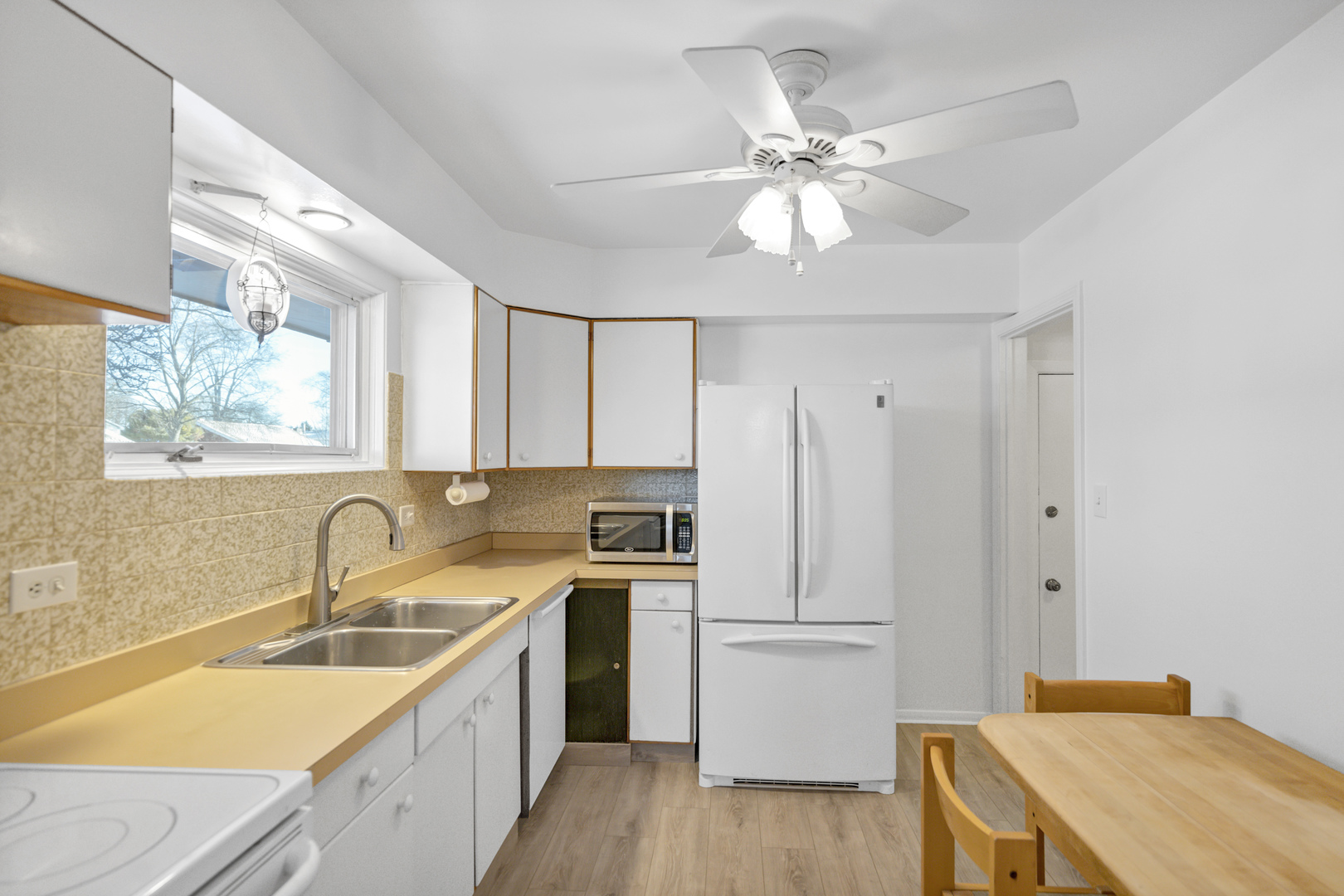 7541 Lyons Street Morton Grove, IL 60053 - Photo 8 of 25