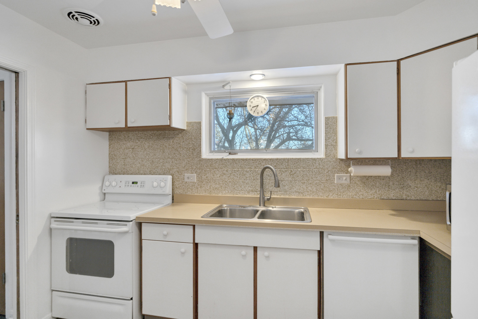 7541 Lyons Street Morton Grove, IL 60053 - Photo 9 of 25