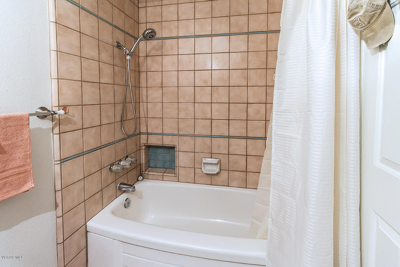 2942 Racine Street Simi Valley, CA 93065 - Photo 24 of 37 a bathroom with a bathtub