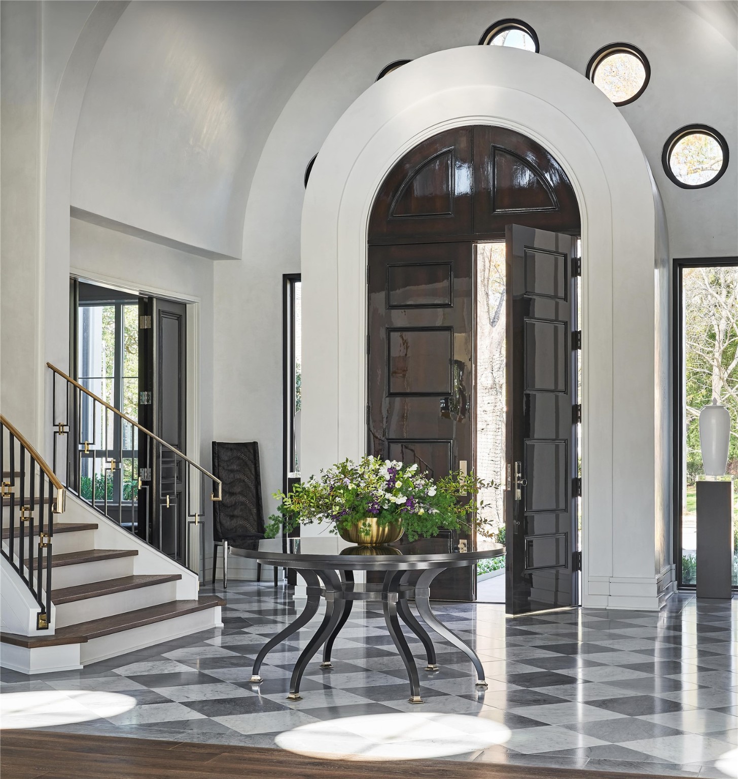 626 Rocky River Road Houston, TX 77056 - Photo 20 of 22 a view of a livingroom with furniture