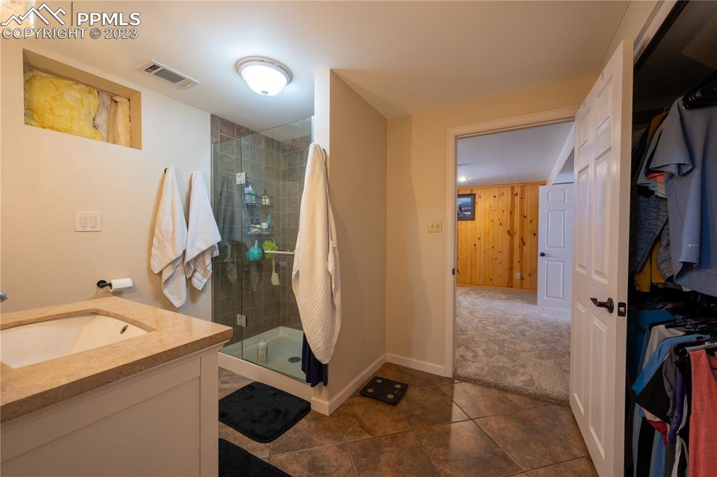 24141 Eccles Street Elbert, CO 80106 - Photo 11 of 37 a bathroom with a sink a mirror and a bathtub