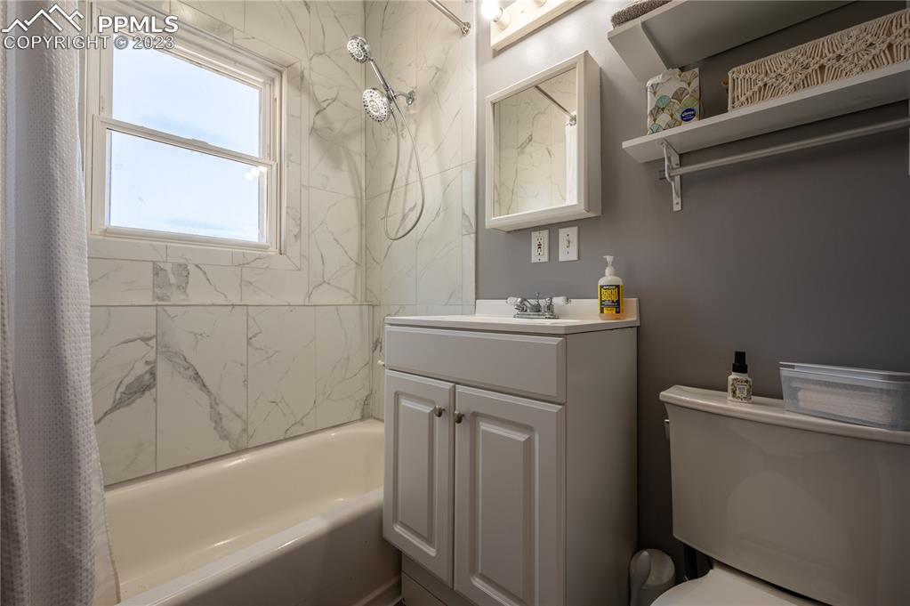 24141 Eccles Street Elbert, CO 80106 - Photo 32 of 37 a bathroom with a sink toilet and tub