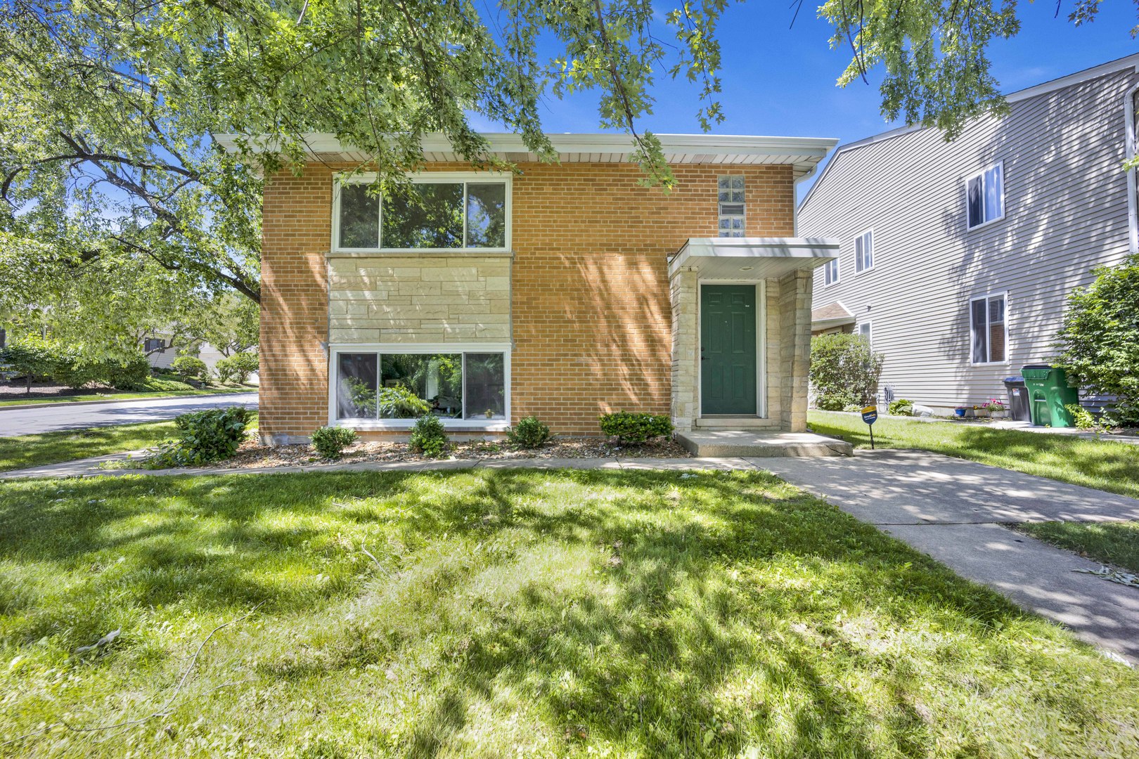 27W180 Cooley Avenue Winfield, IL 60190 - Photo 2 of 13