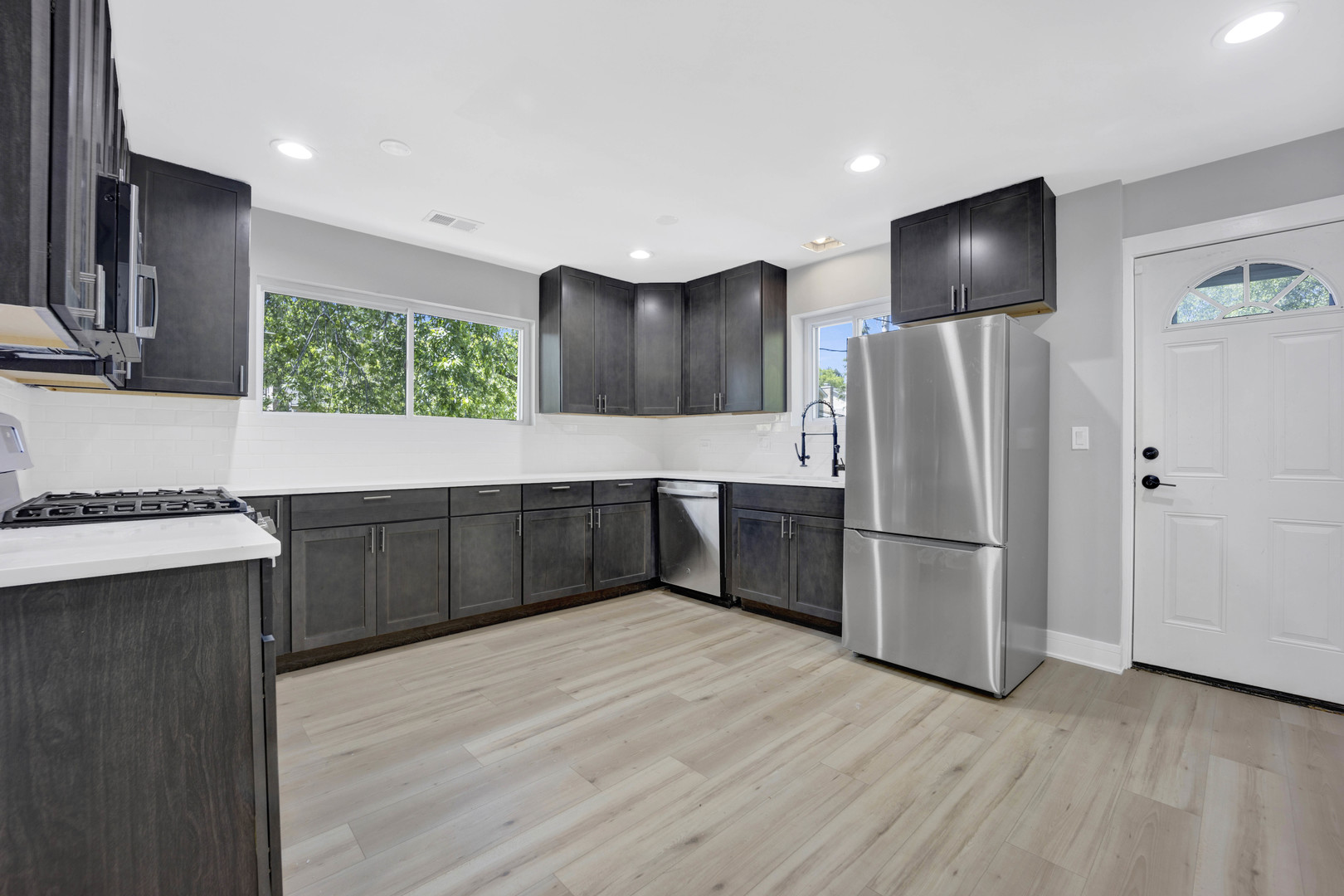 27W180 Cooley Avenue Winfield, IL 60190 - Photo 3 of 13