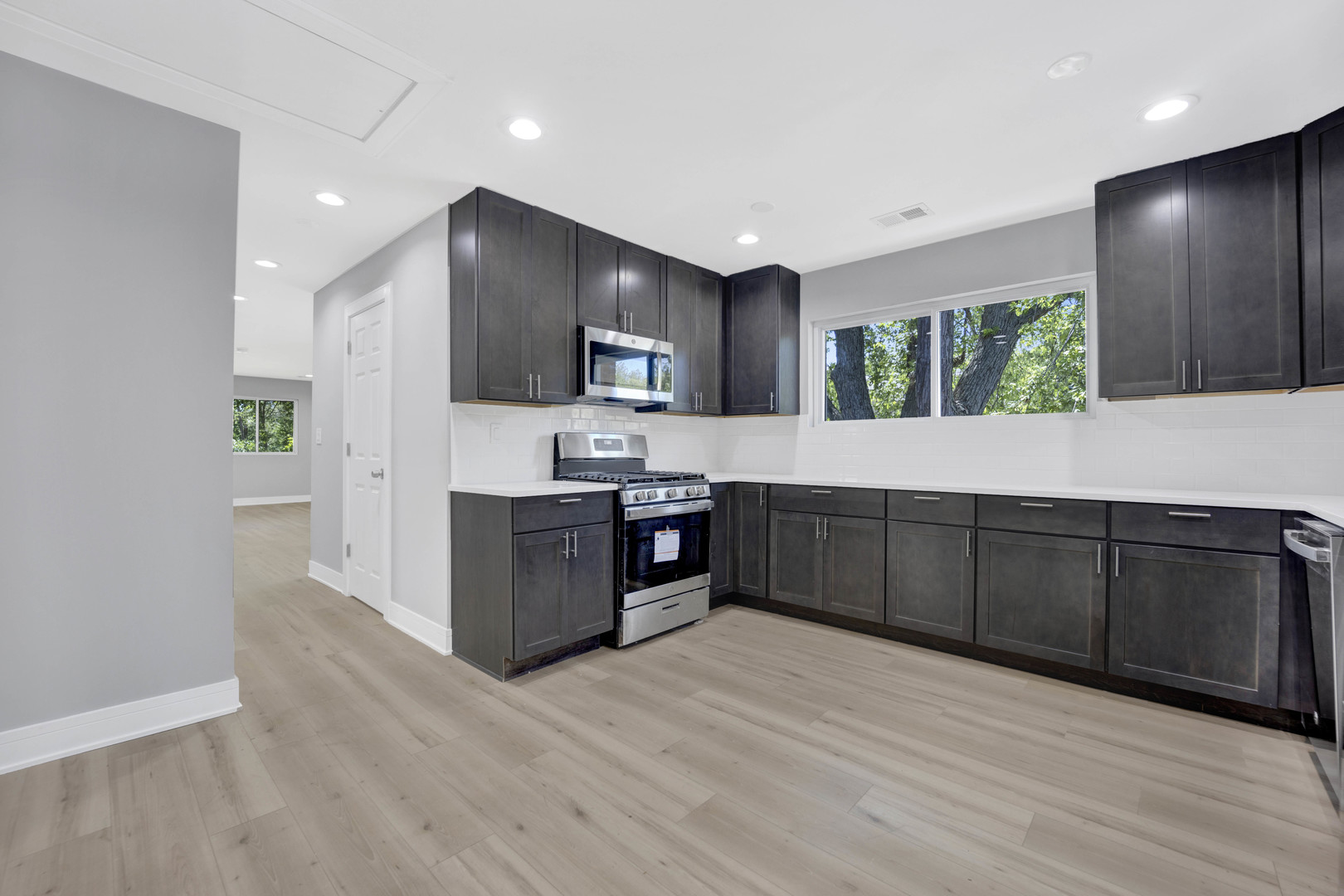 27W180 Cooley Avenue Winfield, IL 60190 - Photo 5 of 13