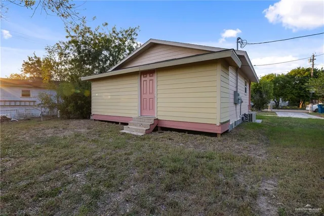 a house view with backyard space