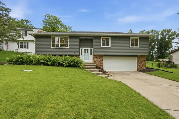 $369,900 | 1721 East 42nd Court, Davenport, IA 52807