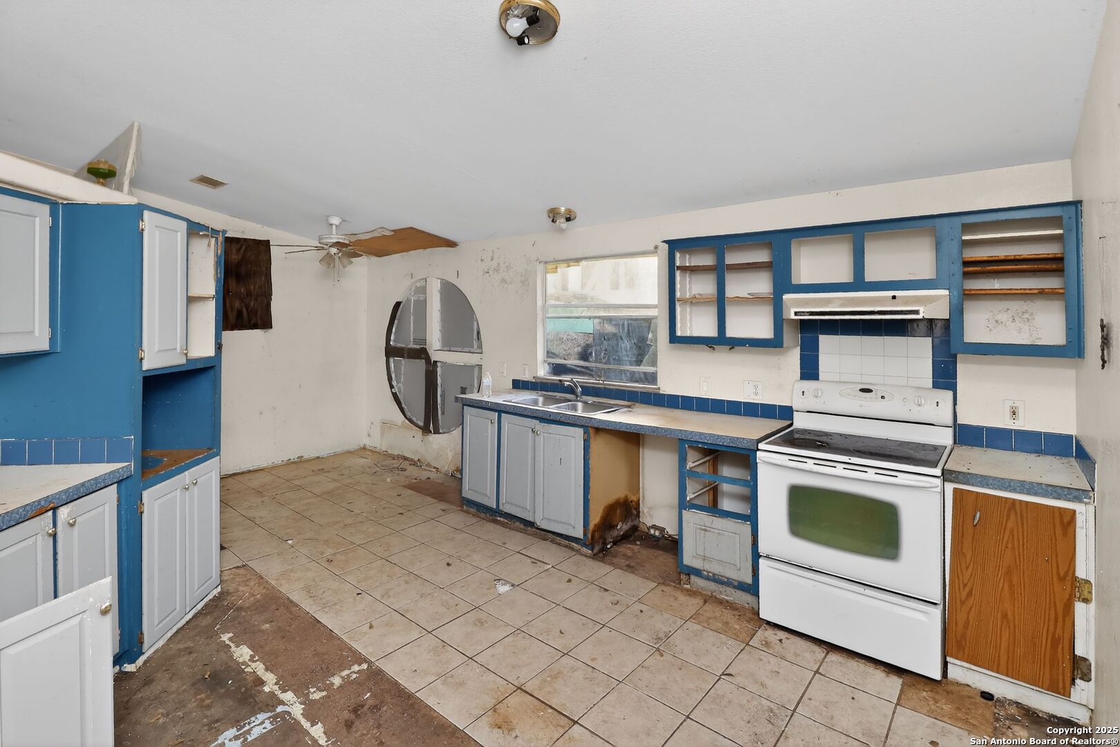833 High Drive Spring Branch, TX 78070 - Photo 16 of 30 a kitchen with stainless steel appliances granite countertop a stove a sink and a refrigerator