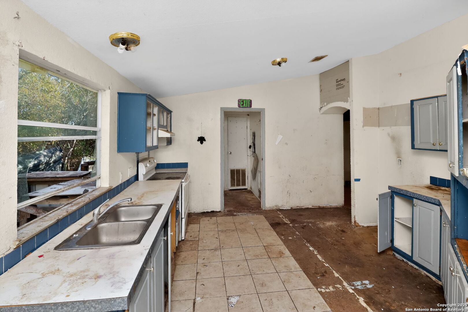 833 High Drive Spring Branch, TX 78070 - Photo 18 of 30 a kitchen with granite countertop a stove a sink and a refrigerator