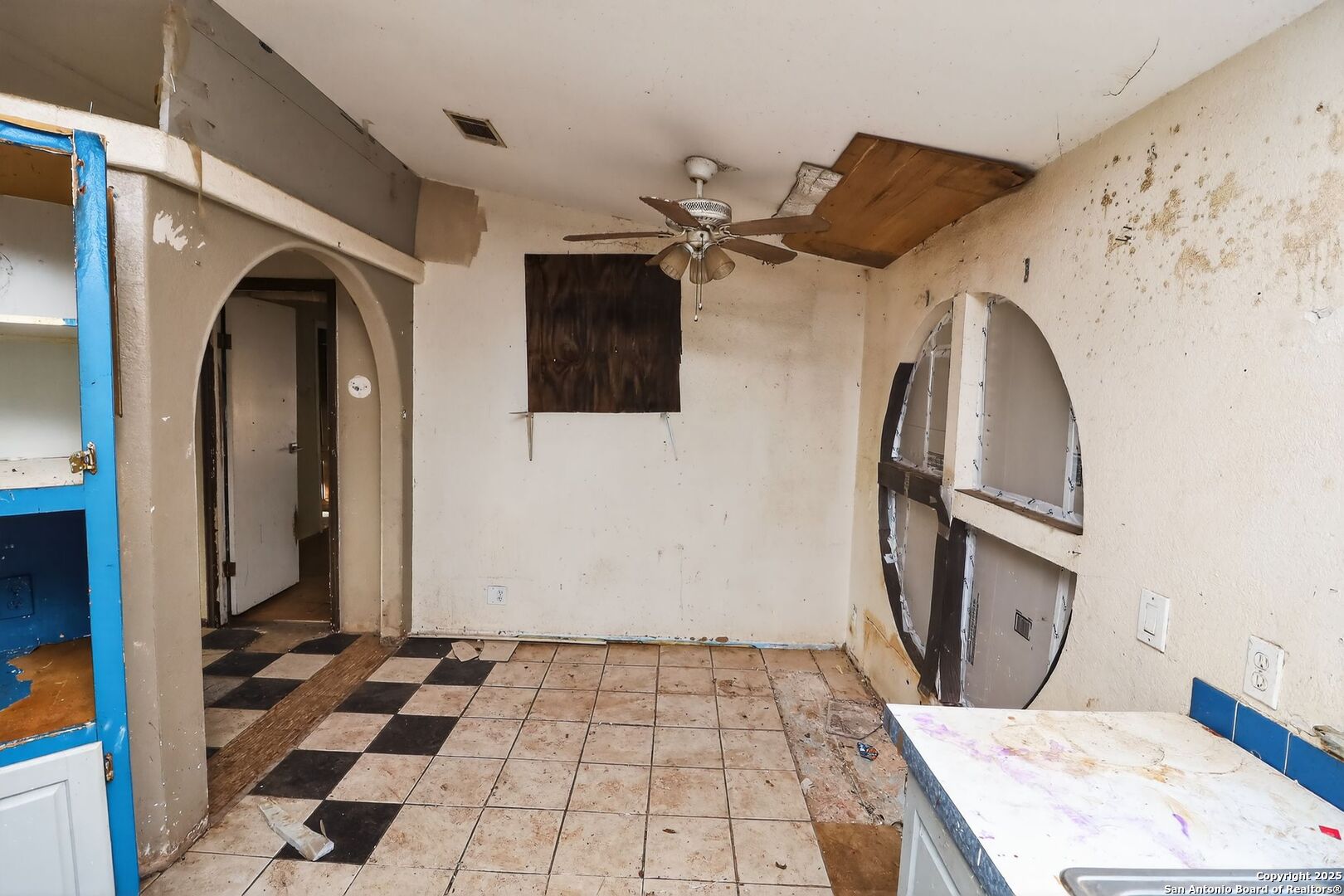 833 High Drive Spring Branch, TX 78070 - Photo 9 of 30 a bathroom with a sink a toilet a mirror and shower