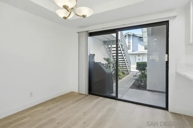 a view of entryway with livingroom