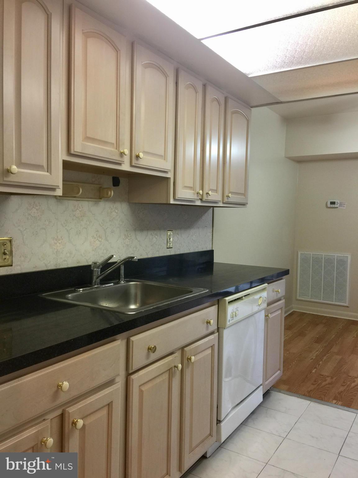 2241 Castle Rock Square, Unit 22C Reston, VA 20191 - Photo 4 of 8 Kitchen