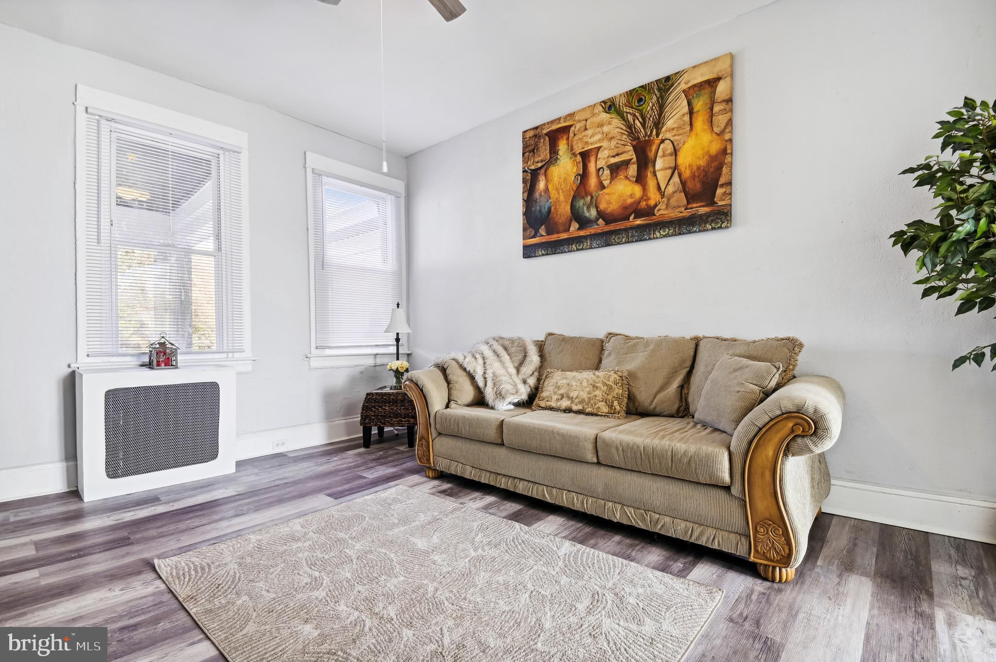 2827 Sunset Drive Baltimore, MD 21223 - Photo 4 of 18 Living Room