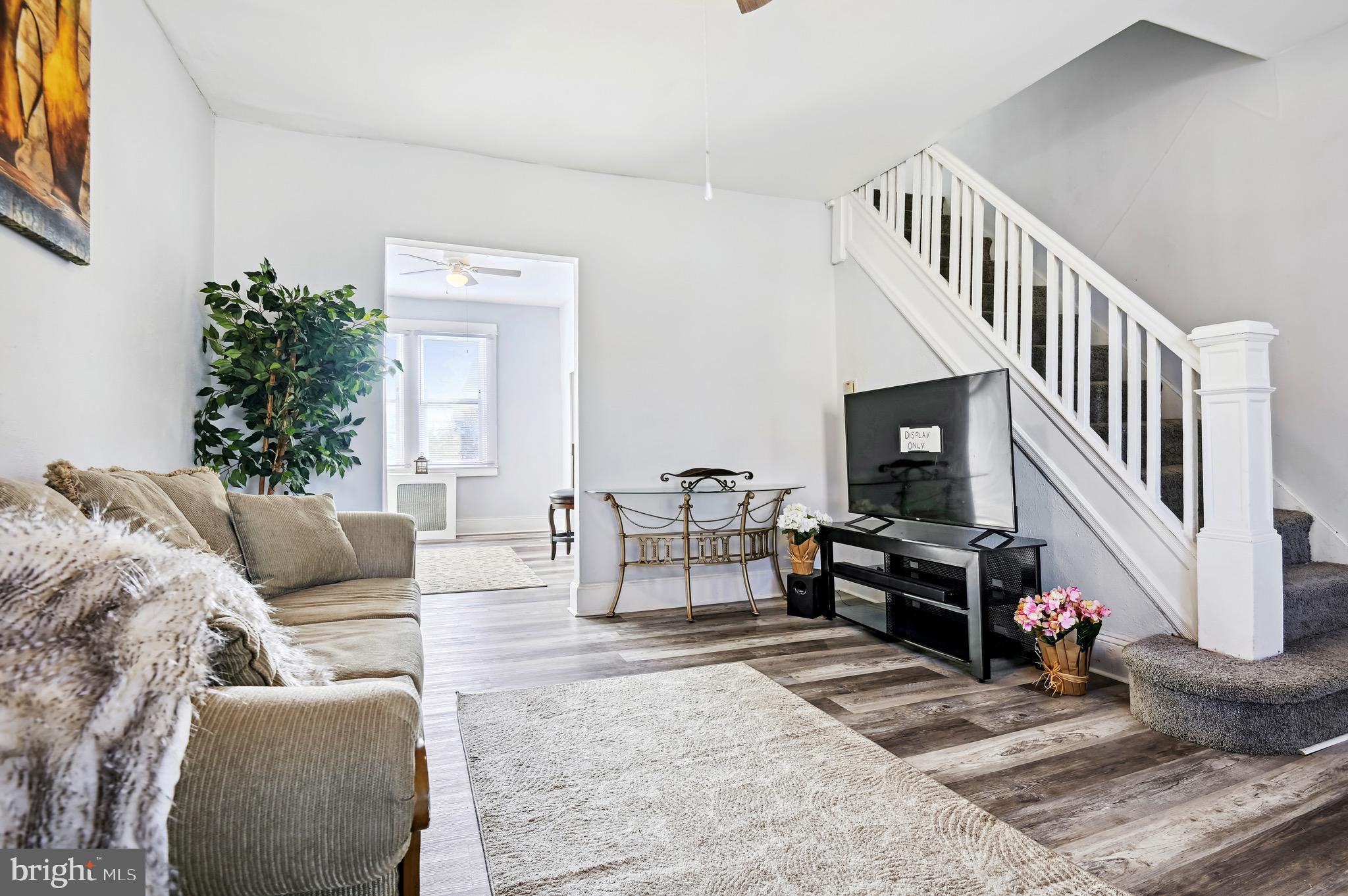 2827 Sunset Drive Baltimore, MD 21223 - Photo 5 of 18 Living Room