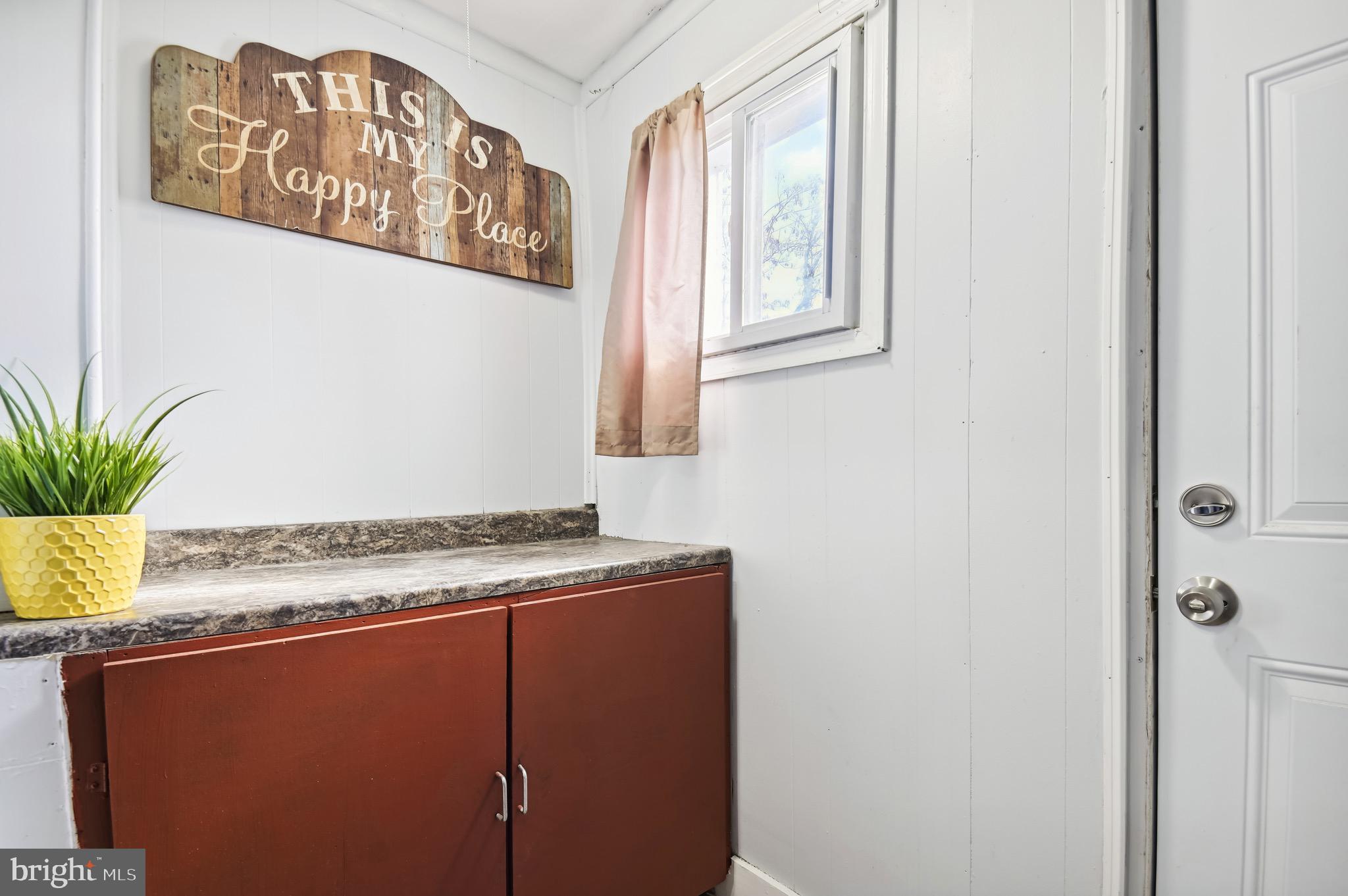 2827 Sunset Drive Baltimore, MD 21223 - Photo 9 of 18 Kitchen Bar