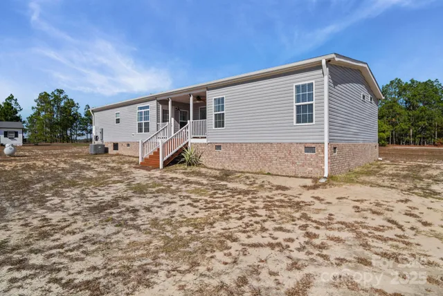 a view of a house with backyard