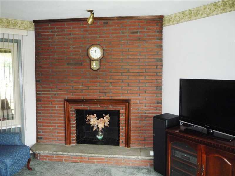 303 Dailey Road Brentwood, PA 15227 - Photo 3 of 25 Living Room.