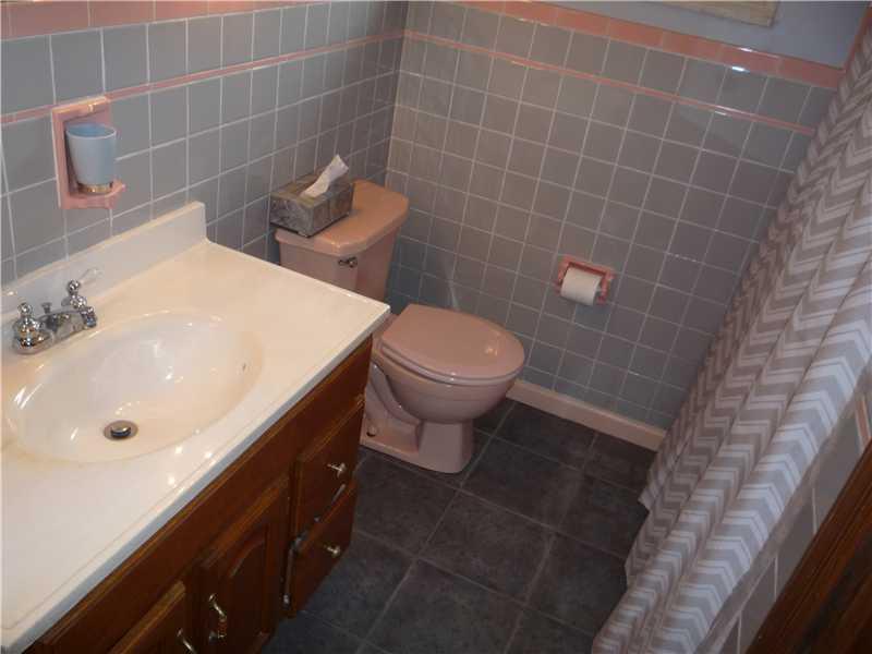 303 Dailey Road Brentwood, PA 15227 - Photo 10 of 25 Full Bath.