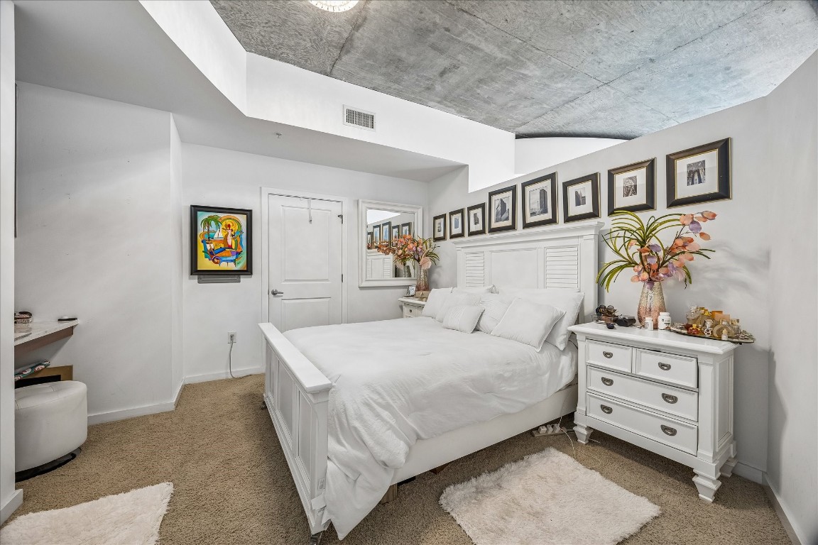 5925 Almeda Road, Unit 11907 Houston, TX 77004 - Photo 2 of 35 a bedroom with a bed and a dresser