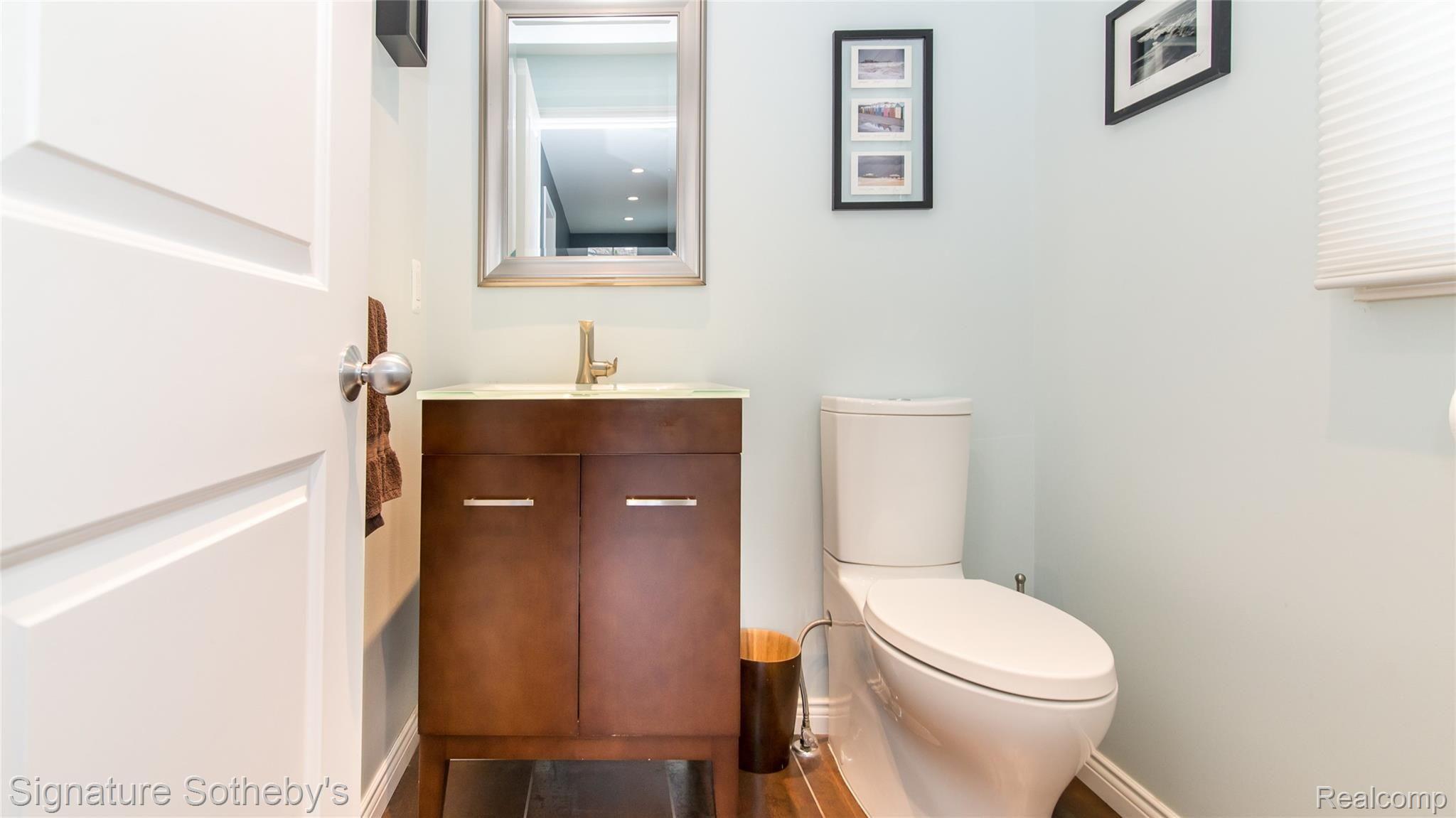 263 Ravine Road Birmingham, MI 48009 - Photo 22 of 79 027_2.jpg First floor powder room