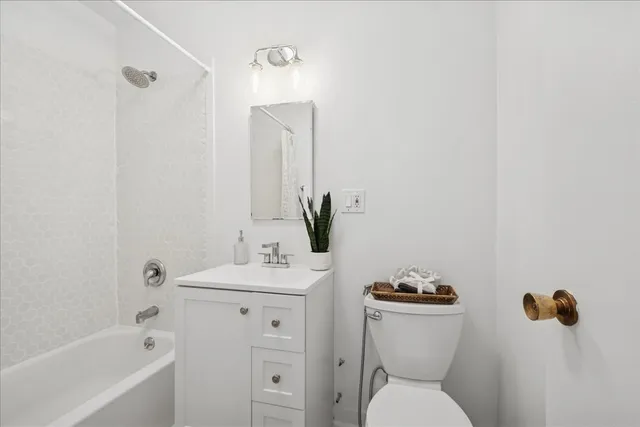 $155,000 | 6301 North Sheridan Road, Unit 22D, Chicago, IL 60660