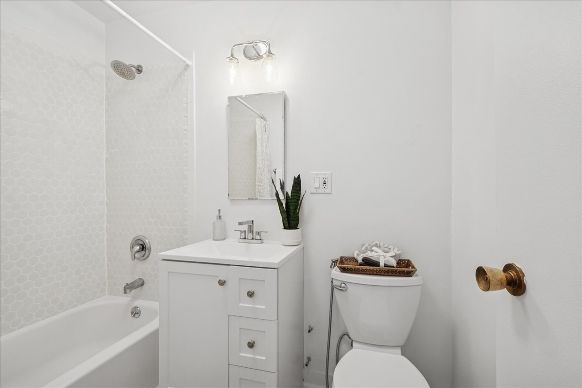 6301 North Sheridan Road, Unit 22D Chicago, IL 60660 - Photo 17 of 27