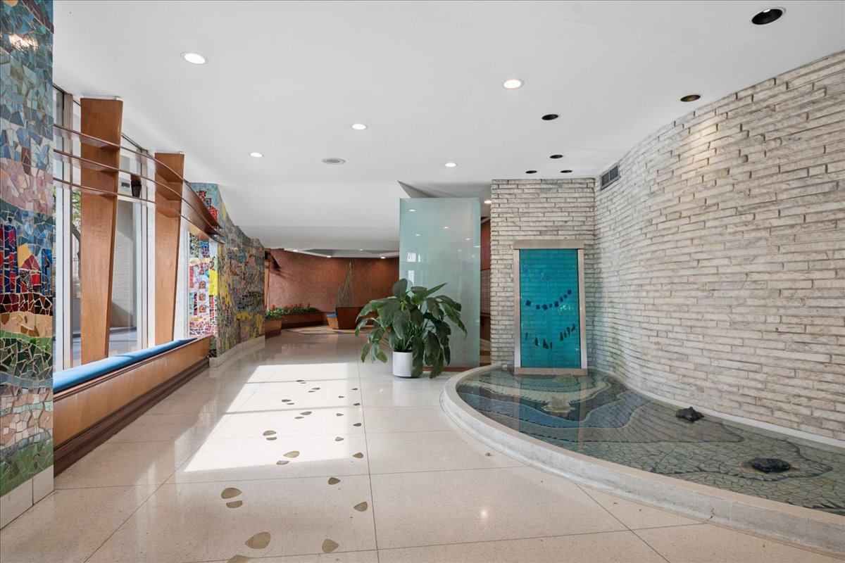 6301 North Sheridan Road, Unit 22D Chicago, IL 60660 - Photo 3 of 27