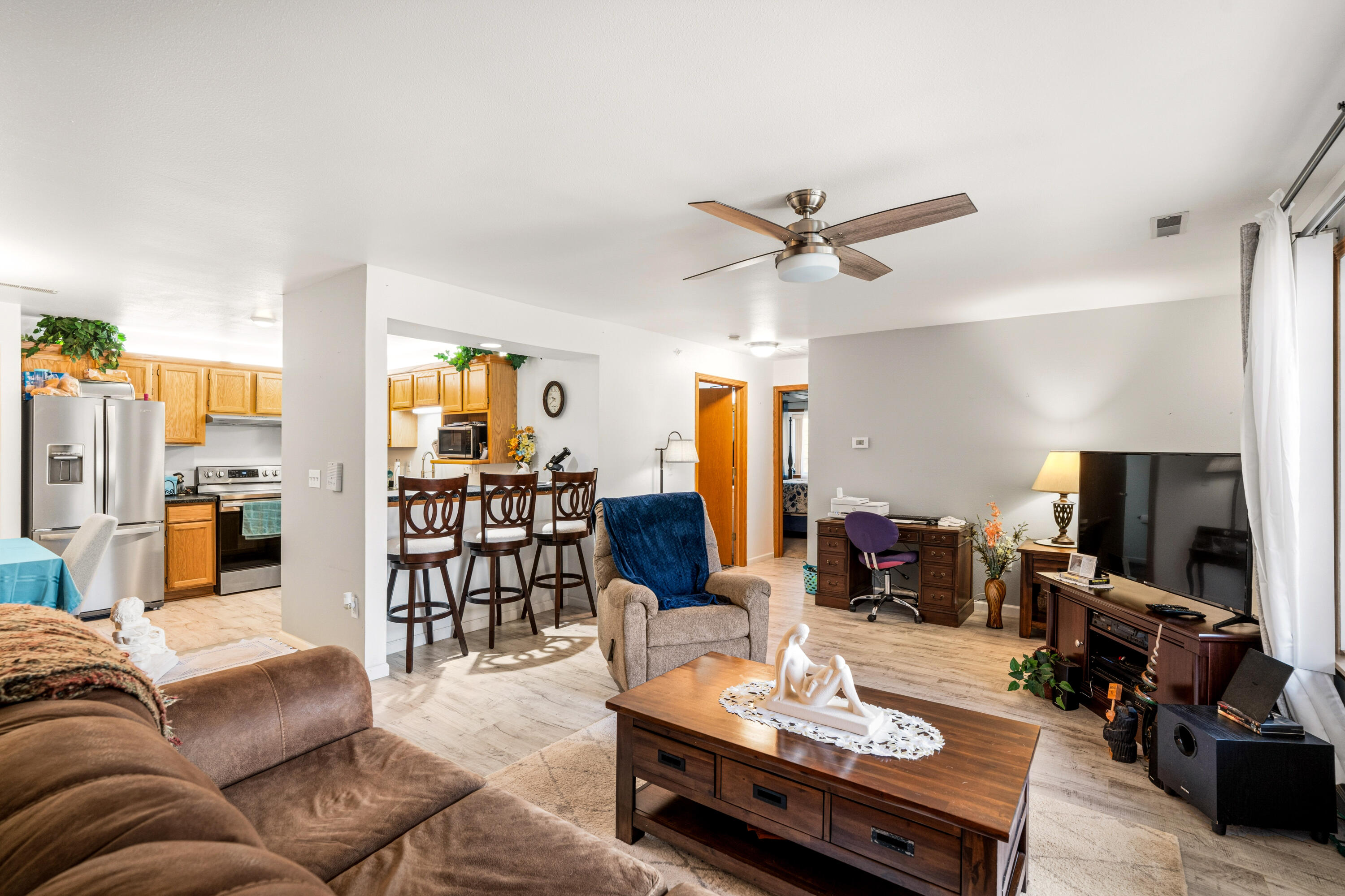 9390 West Loomis Road, Unit 3 Franklin, WI 53132 - Photo 3 of 27 Living Room