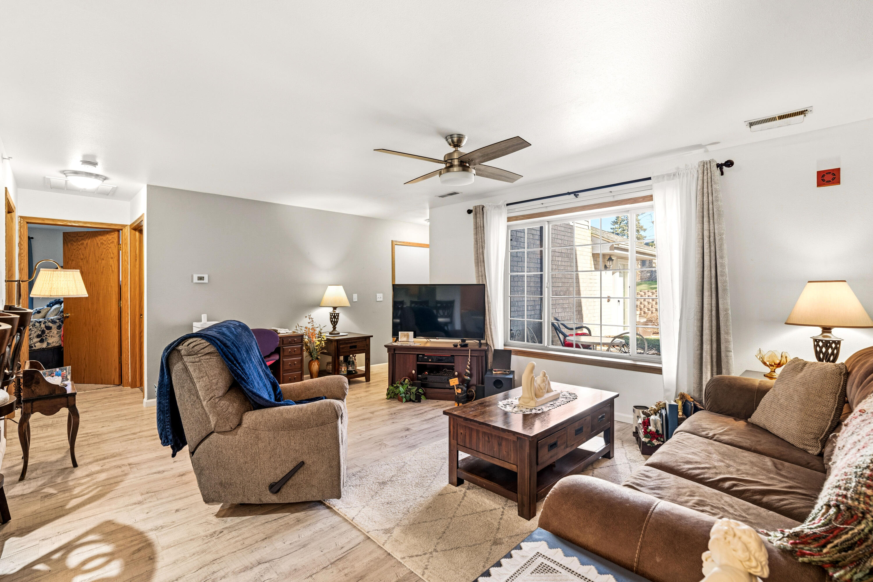 9390 West Loomis Road, Unit 3 Franklin, WI 53132 - Photo 4 of 27 Living Room