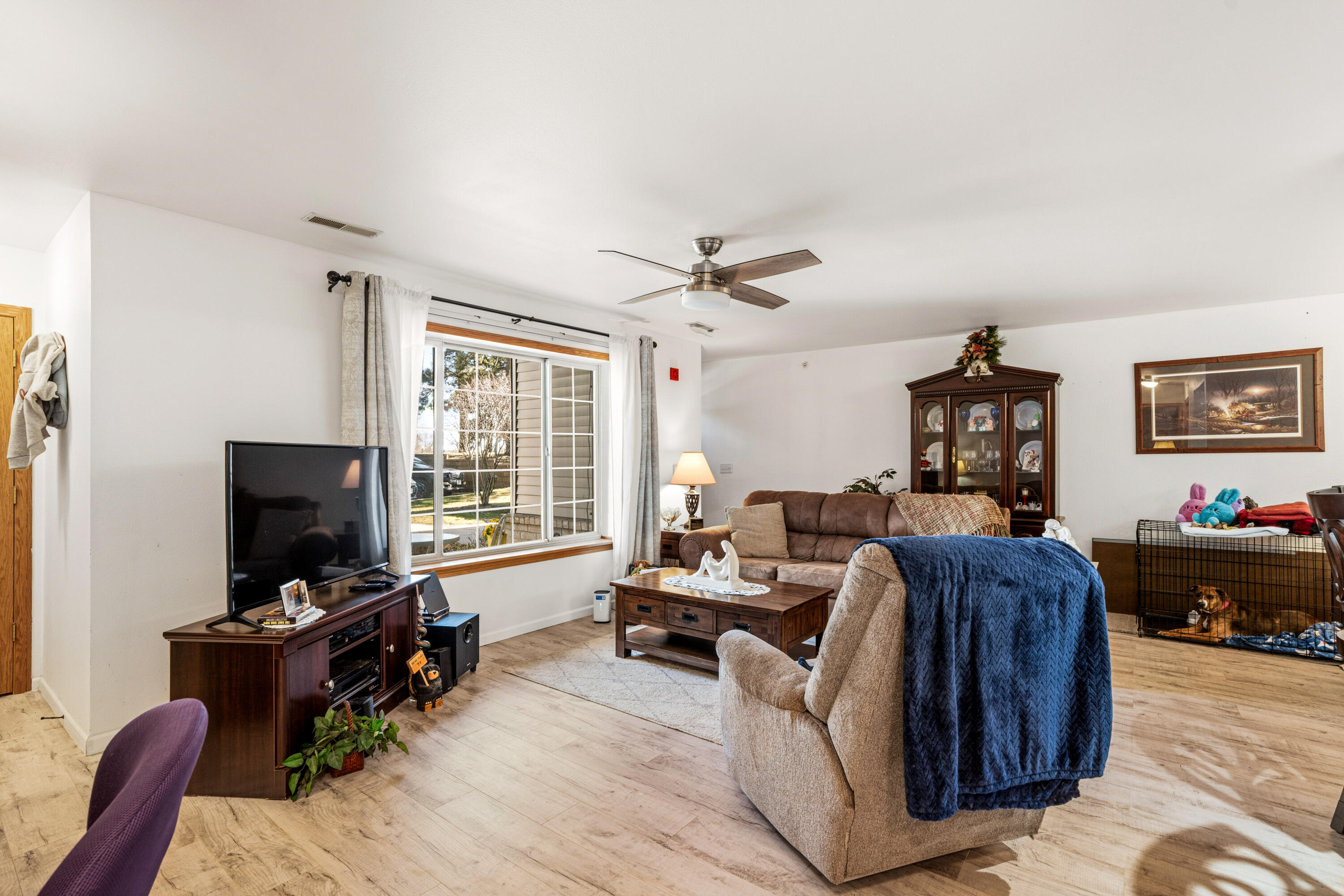9390 West Loomis Road, Unit 3 Franklin, WI 53132 - Photo 5 of 27 Living Room