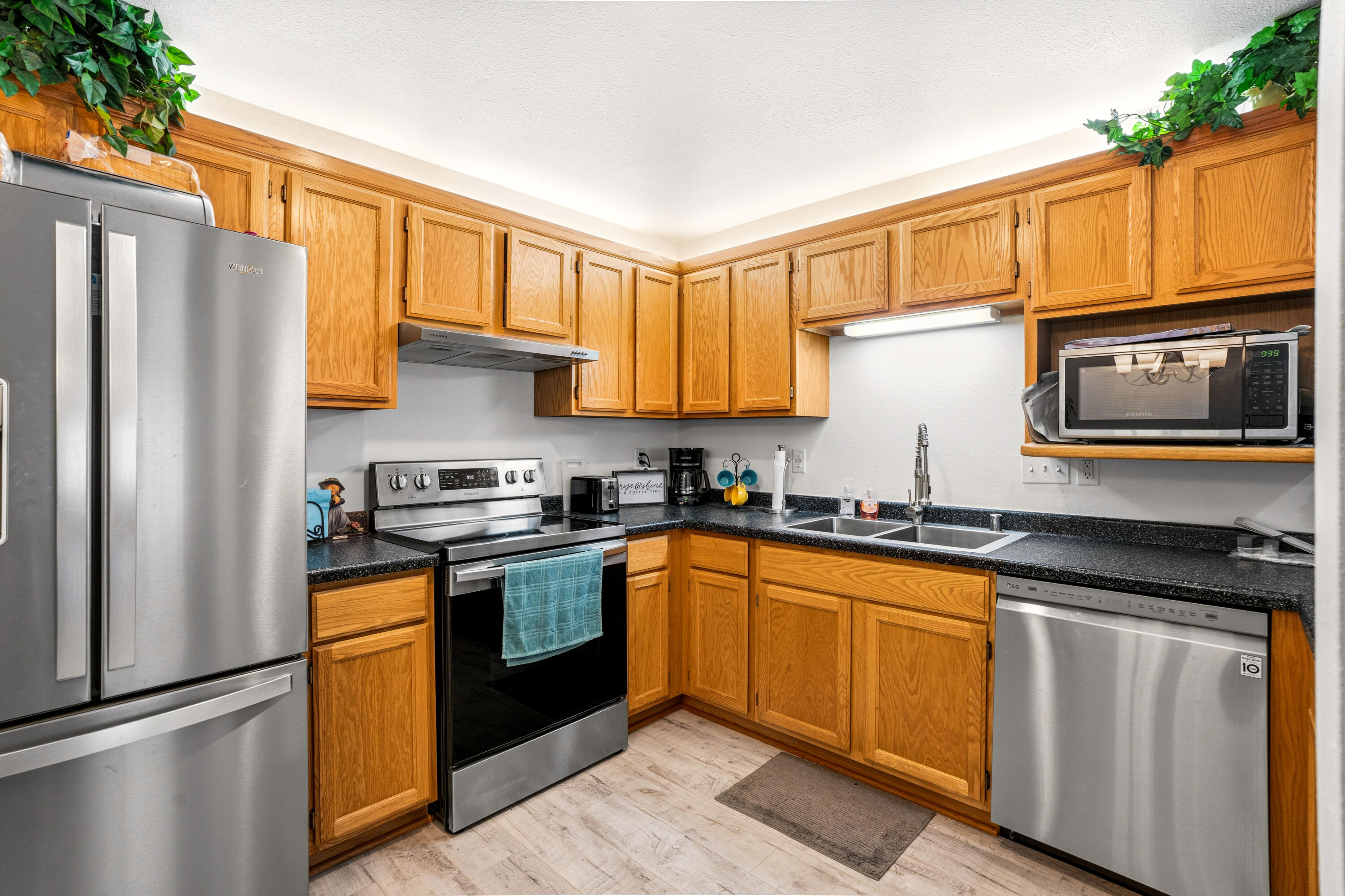 9390 West Loomis Road, Unit 3 Franklin, WI 53132 - Photo 7 of 27 Kitchen Area