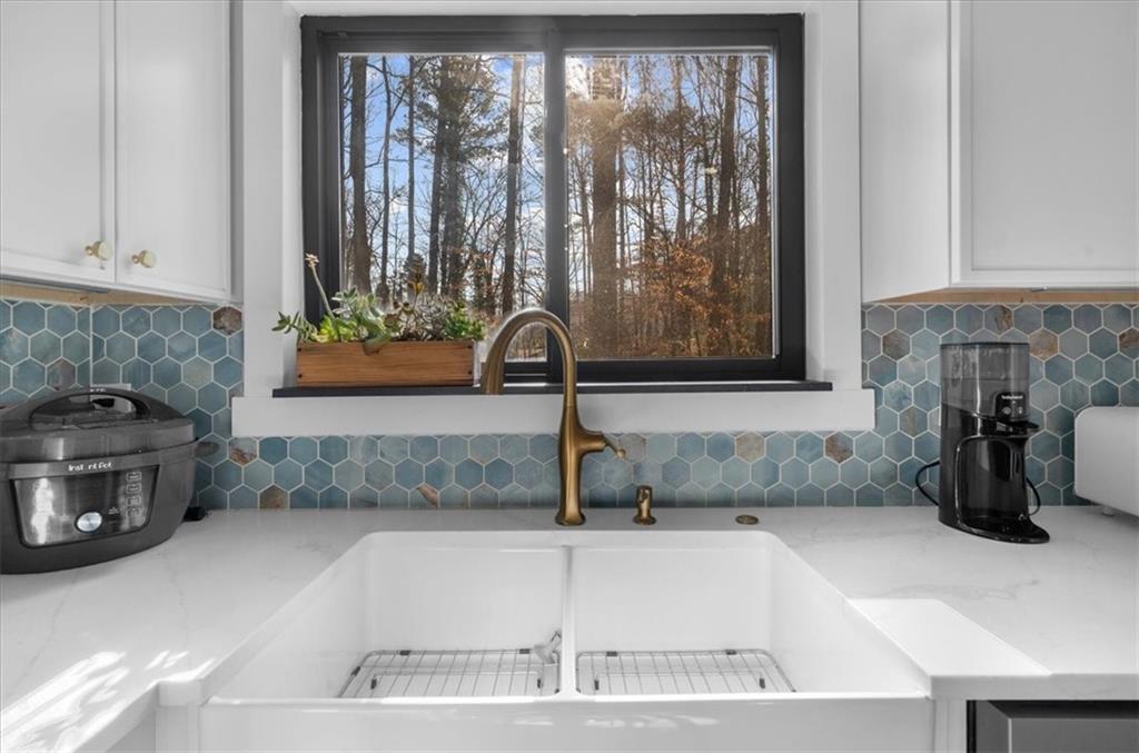 5802 Bay Pointe Sound Acworth, GA 30101 - Photo 4 of 41 a kitchen with a sink and a window