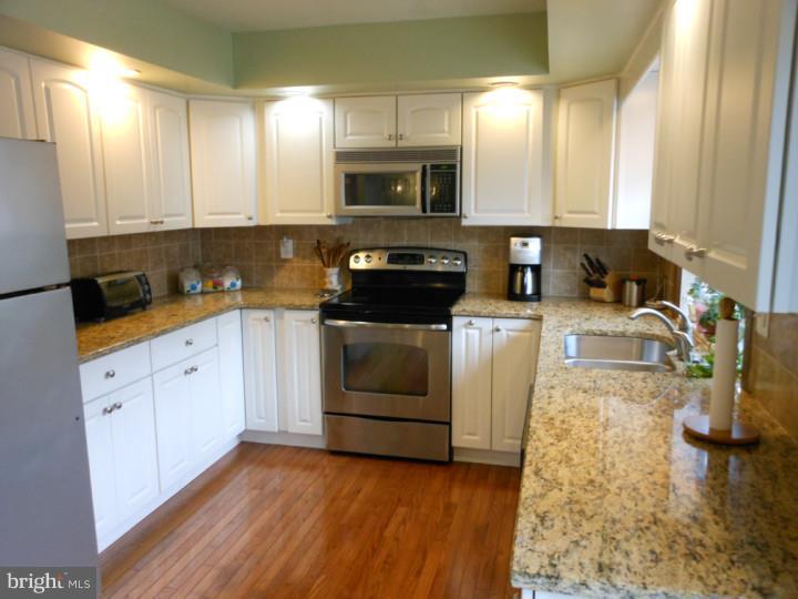 216 Springhouse Pond Wayne, PA 19087 - Photo 5 of 20 Kitchen
