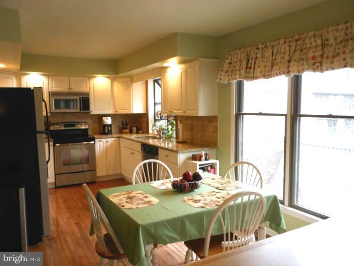 216 Springhouse Pond Wayne, PA 19087 - Photo 7 of 20 Kitchen