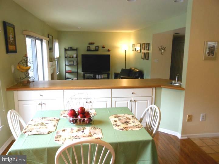 216 Springhouse Pond Wayne, PA 19087 - Photo 9 of 20 Kitchen