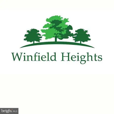 a street sign that is sitting in front of a white house