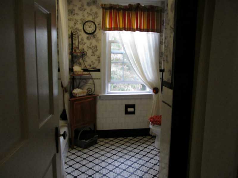 87 Fairfield Road Cranston, RI 02910 - Photo 14 of 25 Bathroom.