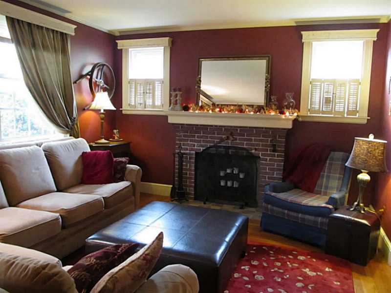 87 Fairfield Road Cranston, RI 02910 - Photo 5 of 25 Living Room.
