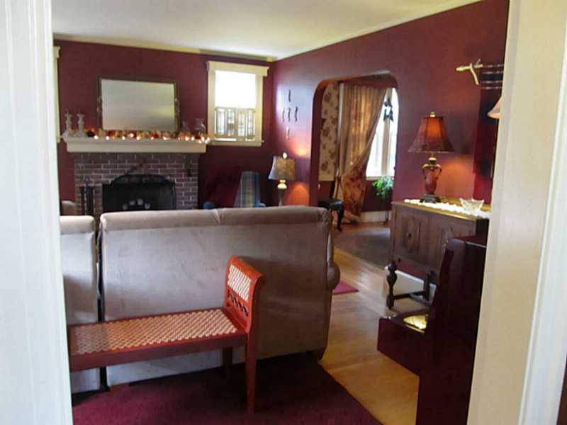 87 Fairfield Road Cranston, RI 02910 - Photo 6 of 25 Living Room.
