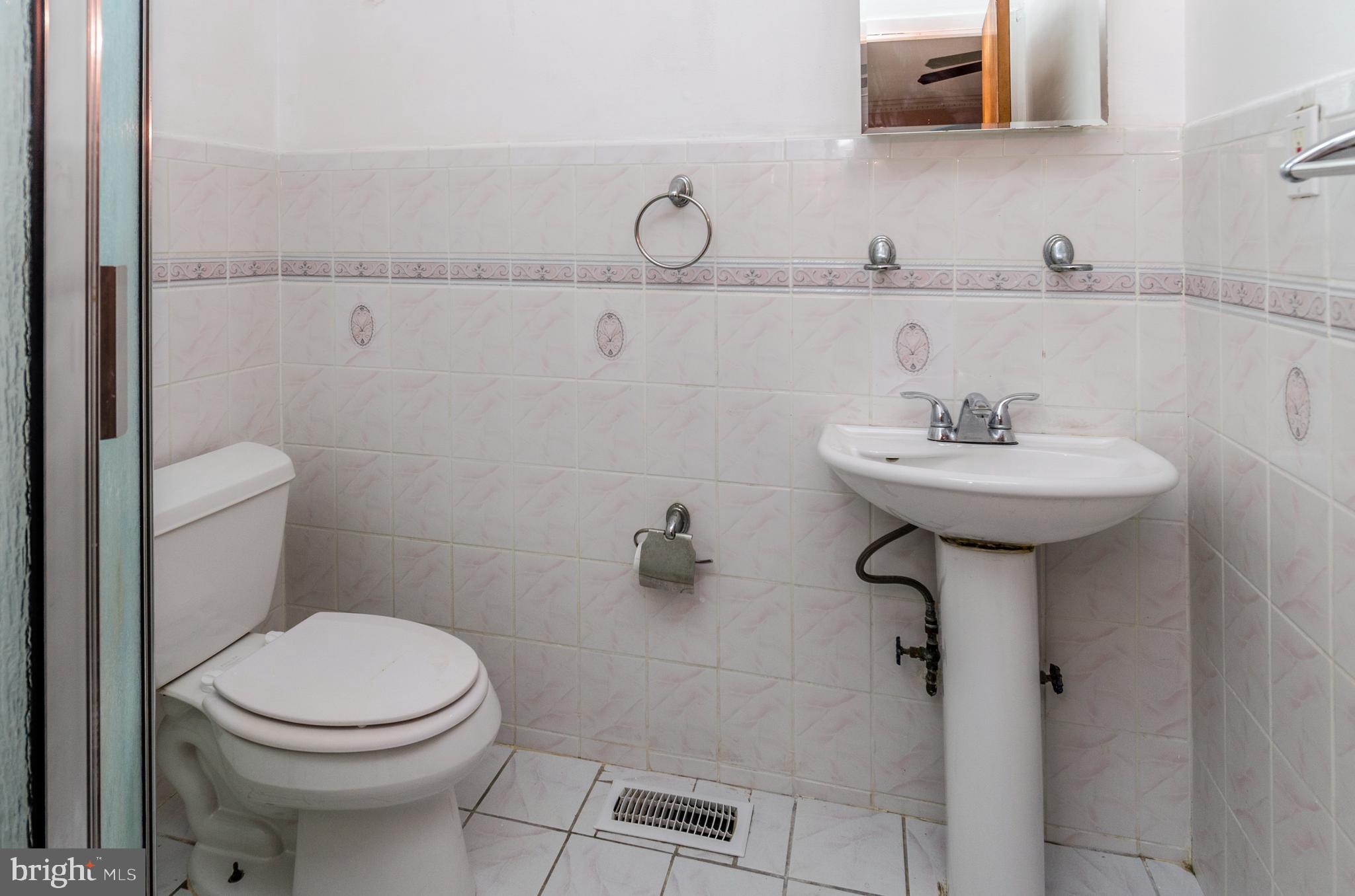 536 Fairhurst Road Fairless Hills, PA 19030 - Photo 8 of 38