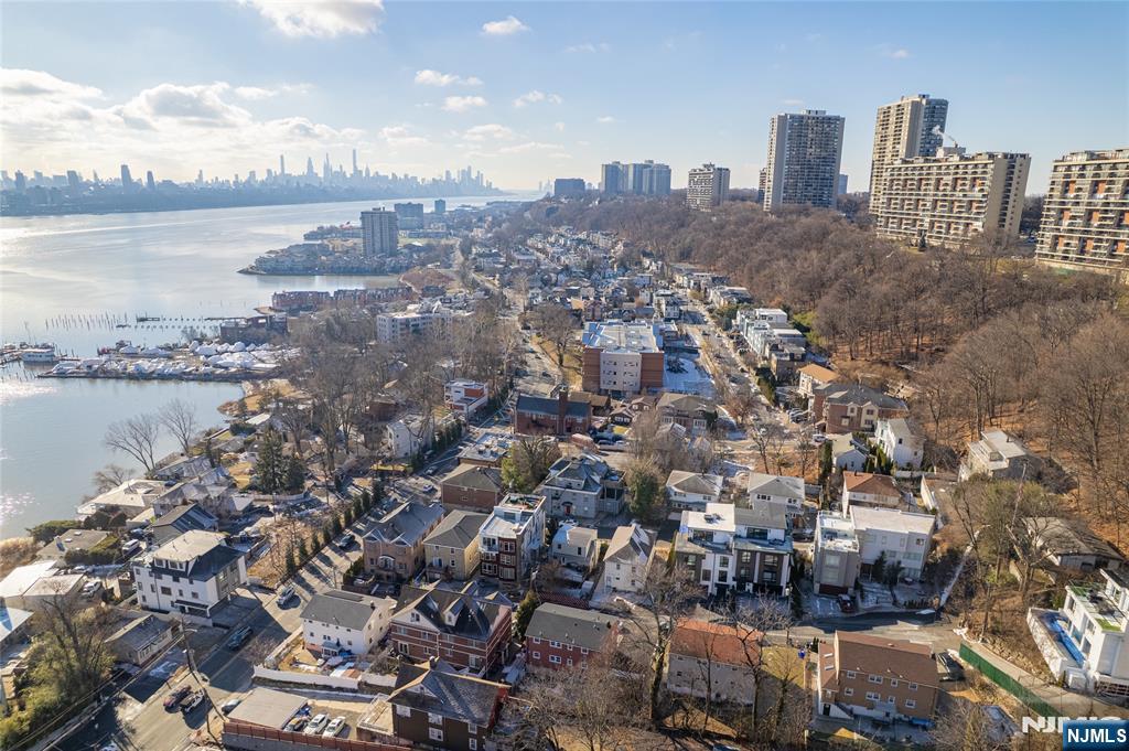 13 Casta Lane, Unit 1 Edgewater, NJ 07020 - Photo 18 of 25 a view of a city