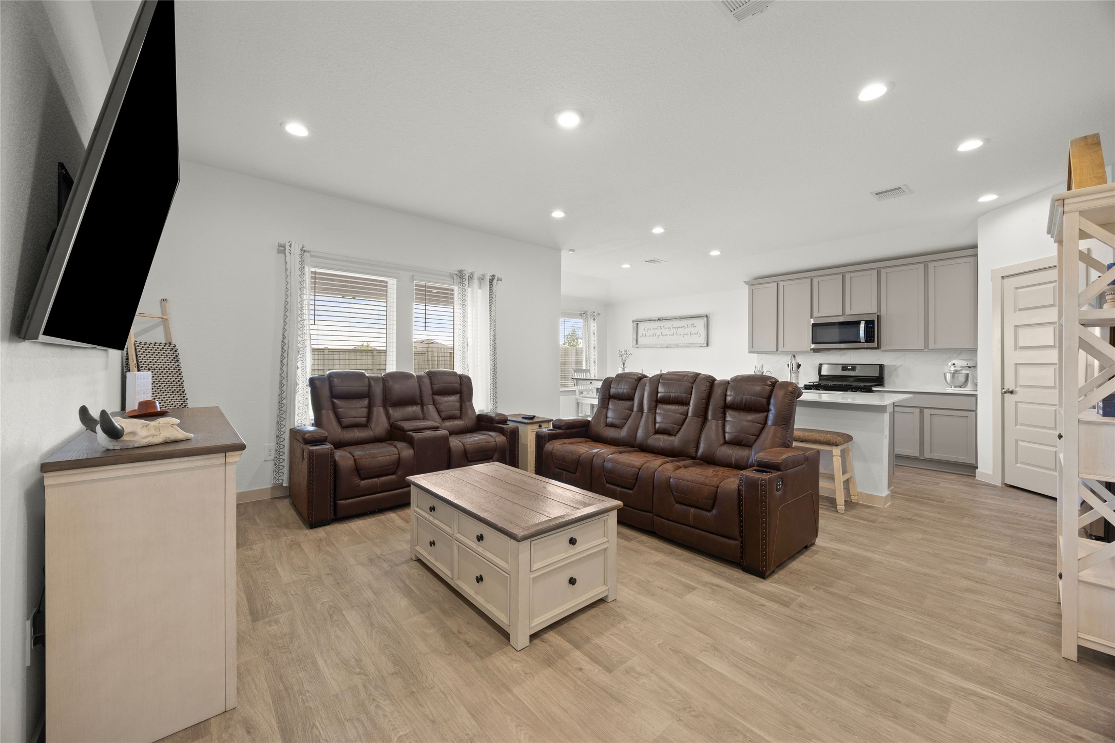 1134 Della Lane Rosharon, TX 77583 - Photo 5 of 31 Living/family room