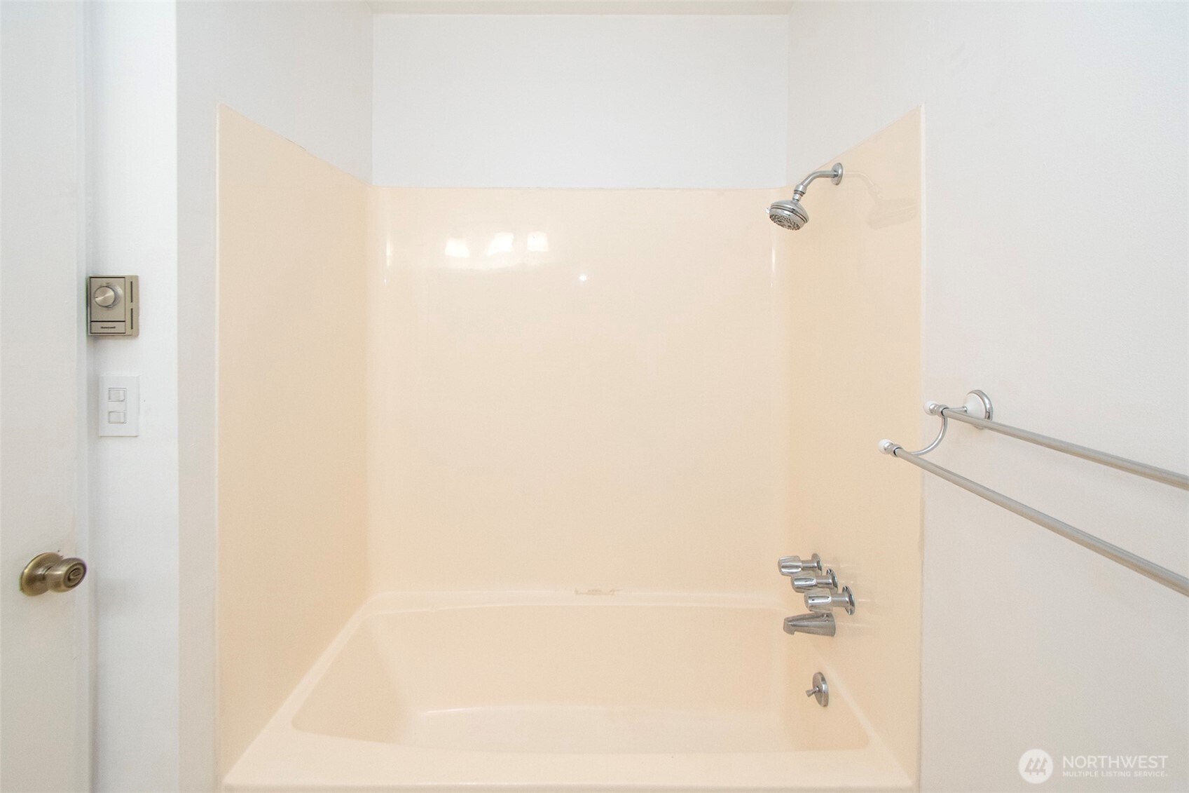 370 Dungeness Meadows Sequim, WA 98382 - Photo 19 of 40 a bathroom with a bathtub