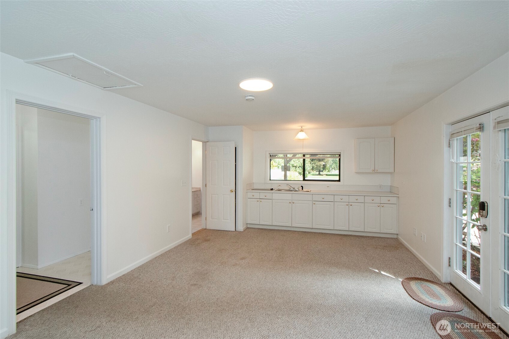 370 Dungeness Meadows Sequim, WA 98382 - Photo 28 of 40 an empty room with windows and cabinet