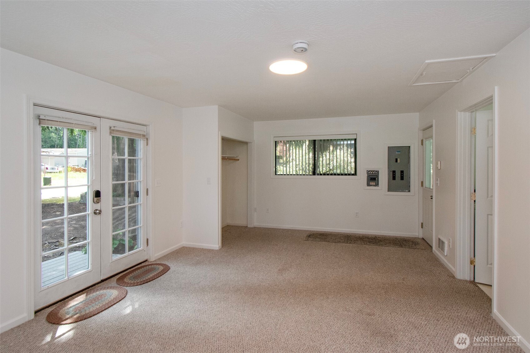 370 Dungeness Meadows Sequim, WA 98382 - Photo 30 of 40 an empty room with windows