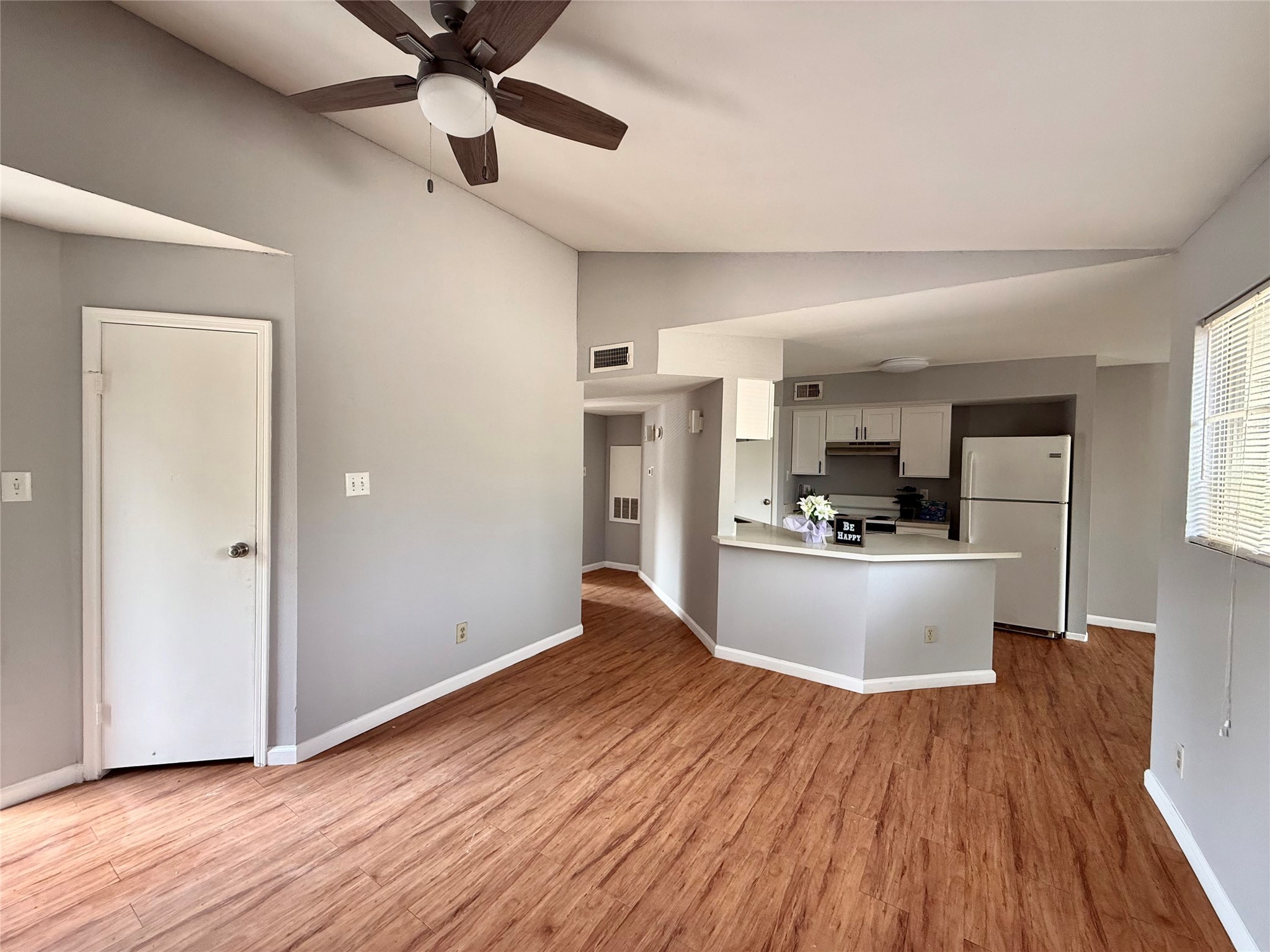 7200 West T C Jester Boulevard, Unit 3902 North Houston, TX 77088 - Photo 5 of 16 a view of kitchen with refrigerator microwave and stove