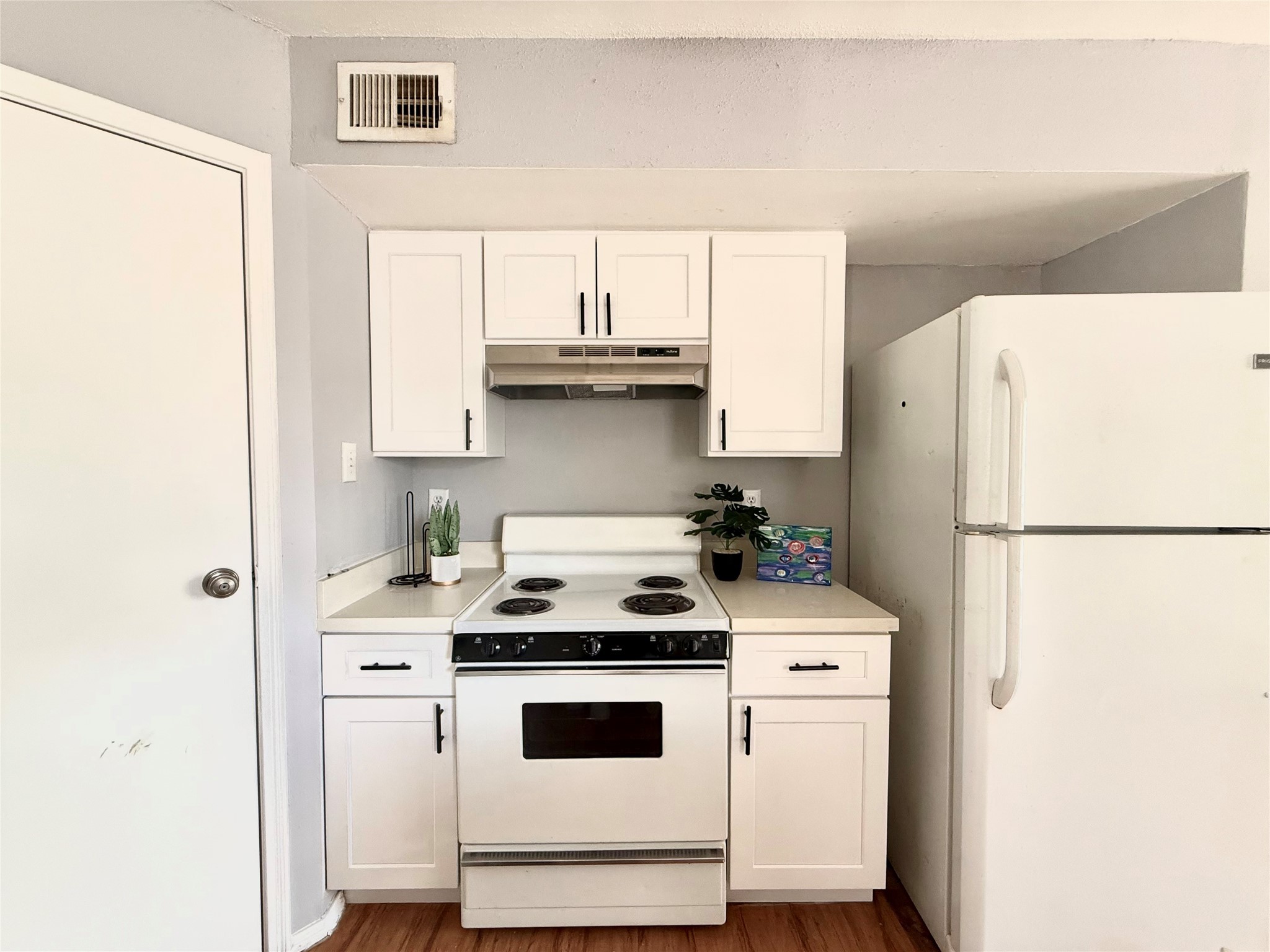 7200 West T C Jester Boulevard, Unit 3902 North Houston, TX 77088 - Photo 7 of 16 a kitchen with a white stove and white cabinets