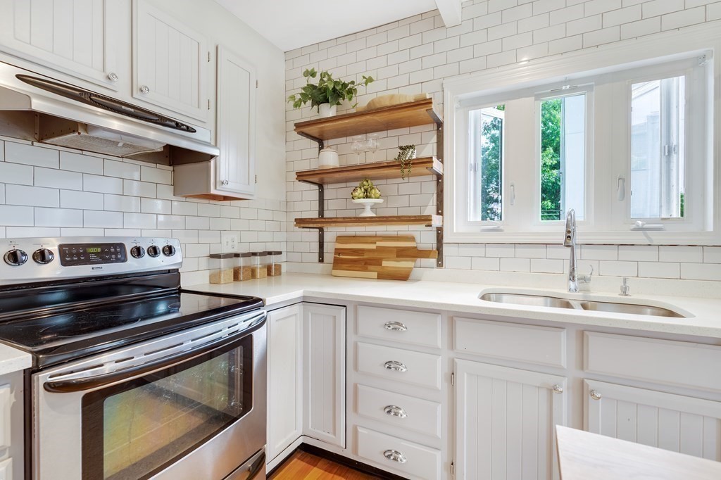 21 Landry Road Medford, MA 02155 - Photo 8 of 28