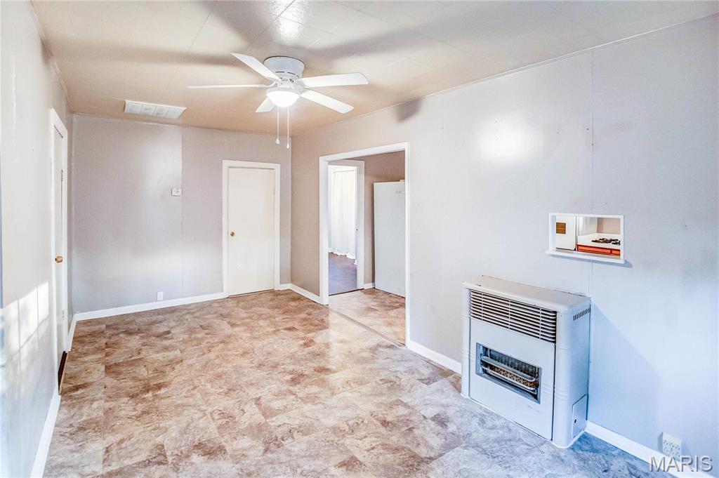 219 Highland Street Carrollton, IL 62016 - Photo 8 of 37